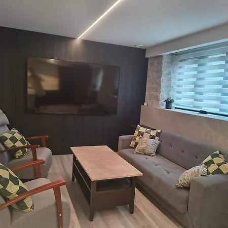 Modern In Center Apartment *