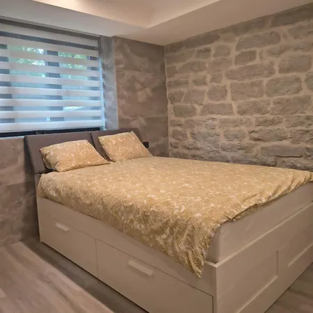 Modern In Center *